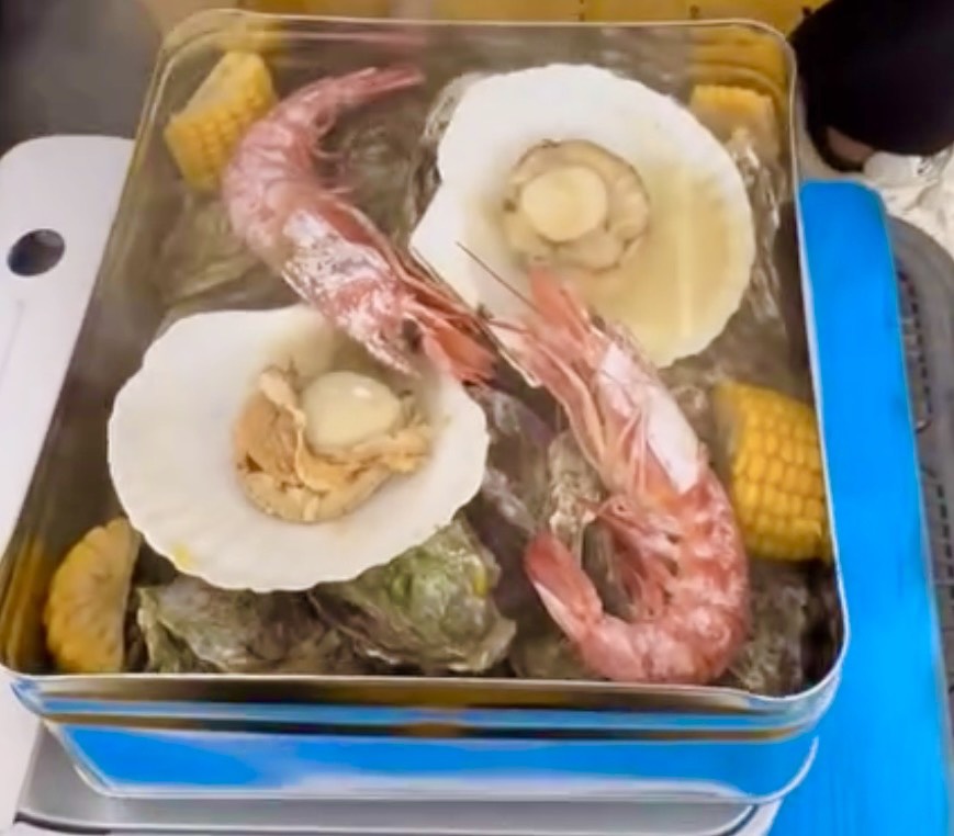 カノアスポーツで提供されるガンガン焼き。缶の中で蒸し焼きにされた牡蠣の料理写真。