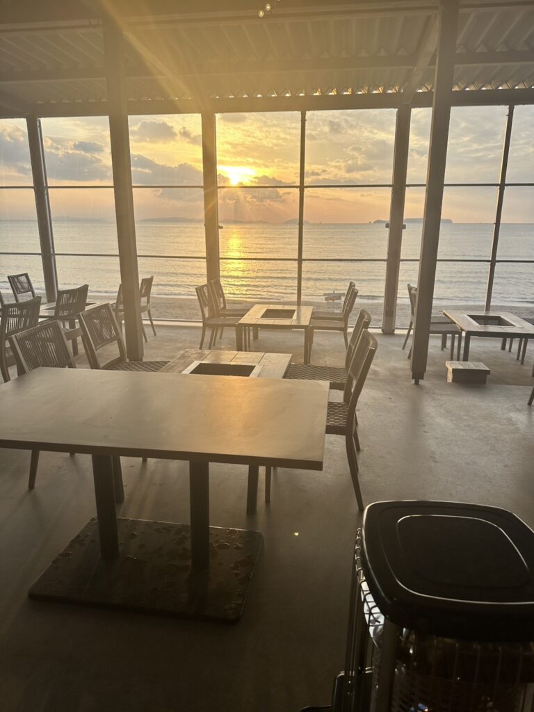 サンセットが満喫できる店内。