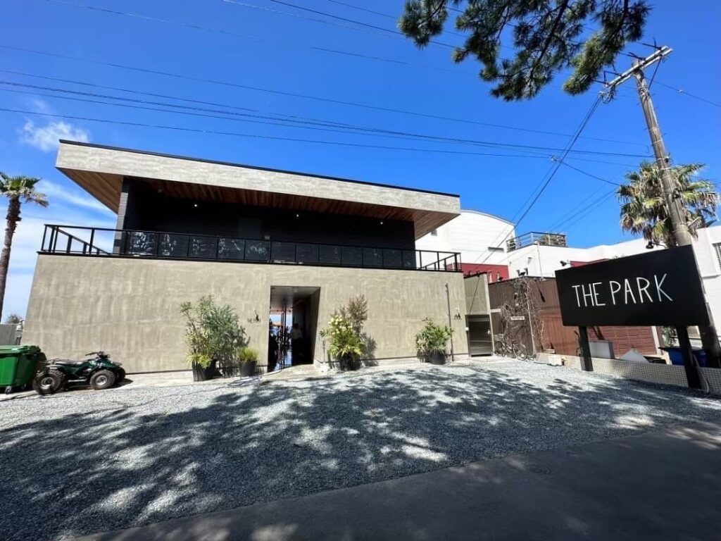 ラグジュアリーな空間で味わう炭火焼き牡蠣。宮地浜の海を眺めながら楽しめる。