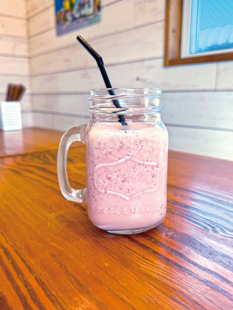 カリフォルニアバーガー　光の道 ストロベリーシェイク