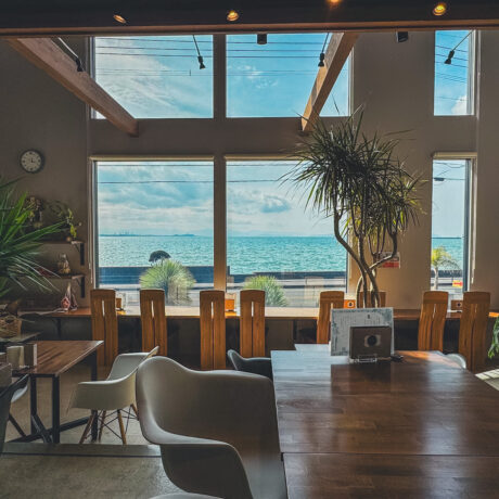 大きな窓の向こうに広がる青い海 ｜福津市津屋崎のカフェ「THE TERRACE
